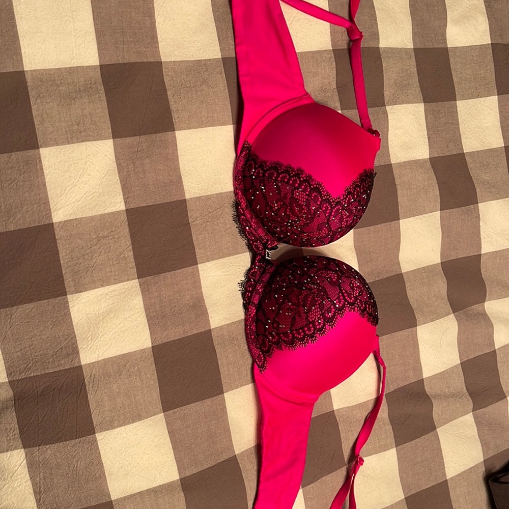 Victoria’s Secret +2 cups plunge bra